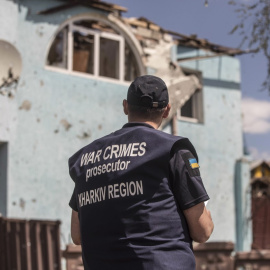 31/05/2022 - Investigadores de la División de Crímenes de Guerra de Járkov realizan pesquisas el 24 de mayo en el pueblo de Vilkhivka, Óblast de Járkov (Ucrania).