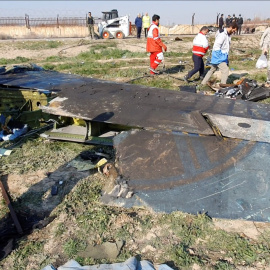 Restos del avión estrellado en Irán. REUTERS
