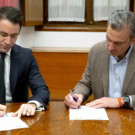 Teodoro García Egea (PP) y Javier Ortega (Vox), firmando este miércoles el acuerdo para la composición de la Mesa del Parlamento.- VOX