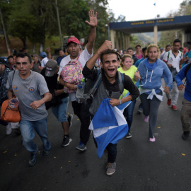 Hondureños cruzando la frontera con Guatemala en su camino hacia los Estados Unidos. / Reuters