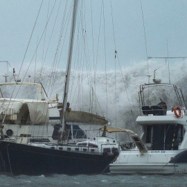 Onades que sobrepassen l'espigó del Port Olímpic de Barcelona. EFE / TONI ALBIR