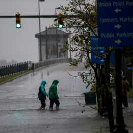 La gente camina en una calle local cuando el agua del río Neuse comienza a inundar viviendas en Carolina del Norte, /REUTERS / Eduardo Muñoz