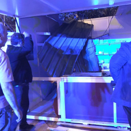 Una caseta destrozada en las inmediaciones de Cibeles tras la celebración de los aficionados del Real Madrid.