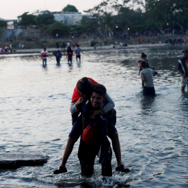 20.01.2020 - Migrantes hondureños regresan a Guatemala después de intentar cruzar hacia México por el río Suchíate. EFE/ Esteban Biba