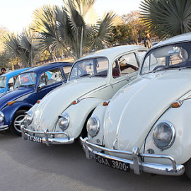 Varios 'escarabajos' en un encuentro/EFE