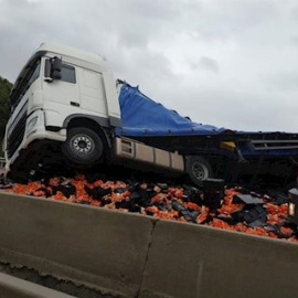 21/01/2020.- Camiones accidentados en la AP-7 a la altura de Figueres (Girona), donde había desvíos a la N-II a causa del temporal 'Gloria'. SERVEI CATALÀ DE TRÀNS