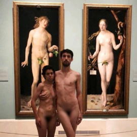 Una pareja se desnuda frente a los cuadros de 'Adán' y 'Eva' de Alberto Durero en el Museo del Prado./INSTAGRAM