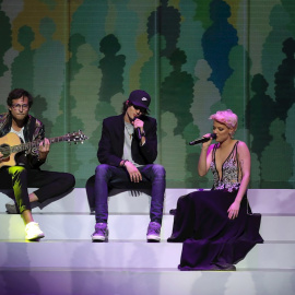 El cantante venezolano Dani Ocean (c) y la cantante Alba Reche durante la entrega de los primeros Premios Odeón. / EFE