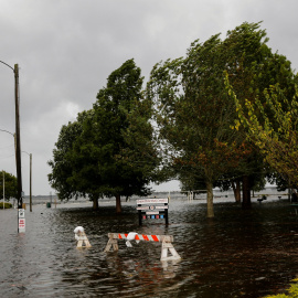 Durante la jornada se han rescatado centenares de personas atrapadas por el agua -  REUTERS/Eduardo Munoz
