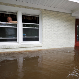 Un hombre espera a poder ser rescatado de su casa después del paso de Florence. | REUTERS/Jonathan Drake