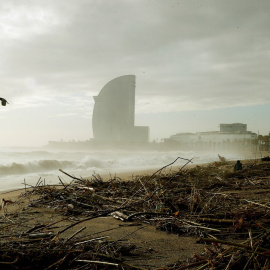 23/01/2020.- Vista de la playa de la Barceloneta, gravemente afectada por la borrasca Gloria. / EFE - TONI ALBIR