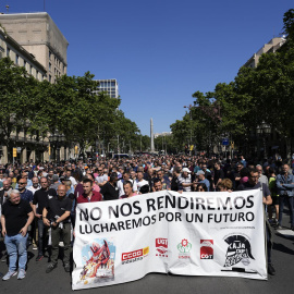 Varios centenares de extrabajadores de Nissan se han manifestado este miércoles por el centro de Barcelona para reclamar a Gobierno y Generalitat que aceleren el proceso de reindustrialización, alarmados por la lentitud con la que avanza y la falta de c
