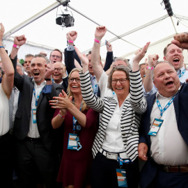 La ministra estatal de Fomento, Ina Scharrenbach, y los partidarios del primer ministro de Renania del Norte-Westfalia y principal candidato de la CDU, Hendrik Wuest