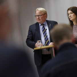 El ministro de Defensa de Suecia, Peter Hultqvis, y la ministra de Asuntos Exteriores, Ann Linde, dan una rueda de prensa para anunciar que el partido socialdemócrata apoyará la entrada de Suecia en la OTAN.