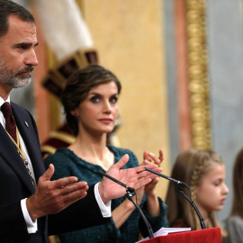 El rey Felipe VI es aplaudido por la Reina Letizia, junto a sus hijas, la Princesa de Asturias, Leonor, y la Infanta Sofía, tras su discurso en el Congreso de los Diputados, en la solemne sesión de apertura de la XII Legislatura, el 18 de noviembre de 2