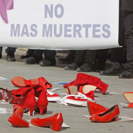Fotografía de archivo de un minuto de silencio en la Subdelegación del Gobierno de Alicante. EFE/Archivo