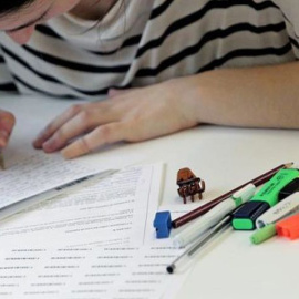 Un niño haciendo deberes. / EFE