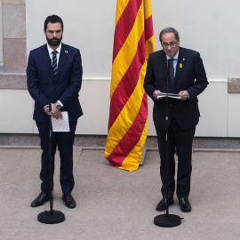 El presidente de la Generalitat de Cataluña, Quim Torra (d), y el del Parlament, Roger Torrent (i), durante la declaración institucional que han hecho tras conocerse que la Fiscalía acusa a los líderes del proceso independentista de un delito de rebel