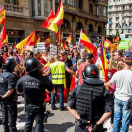 Mossos d'Esquadra impedeixen el pas a un grup de persones fins la plaça de Sant Jaume per assistir a la concentració convocada por l'associació Hablamos Español amb el lema "Contra la imposición lingüística y el adoctrinamiento: Libertad". EFE/Quiq