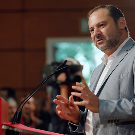 El secretario de Organización del PSOE y ministro de Fomento, Jose Luis Ábalos, durante su intervención en la Fiesta de la Rosa de los socialistas valencianos. EFE/Juan Carlos Cardenas
