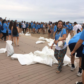 Un grupo de ploggers en la playa de la Barceloneta, Barcelona.