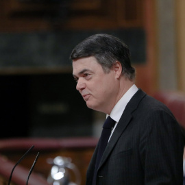 El diputado del PP, Carlos Rojas, interviene desde la tribuna en el Congreso, durante el debate sobre la reforma del Reglamento del Congreso sobre la forma en que se ha de prestar el juramento o promesa de acatamiento a la Constitución, en una sesión pl