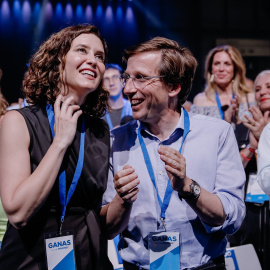 La presidenta de Madrid Isabel Díaz Ayuso (i), y el alcalde de Madrid, José Luis Martínez-Almeida, durante en la primera jornada del XVII Congreso del Partido Popular de Madrid, en Feria de Madrid IFEMA, a 21 de mayo de 2022, en Madrid, (España).