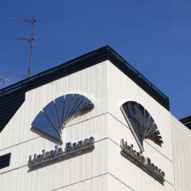 El logo de Unicaja Banco, en su sede en Málaga. E.P./Álex Zea