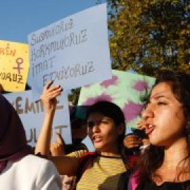 El asesinato grabado de Emine Bulut, el feminicidio que ha indignado Turquía