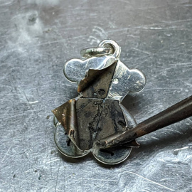 Análisis de pieza de Tous. / EUROPA PRESS - CONSUJOYA