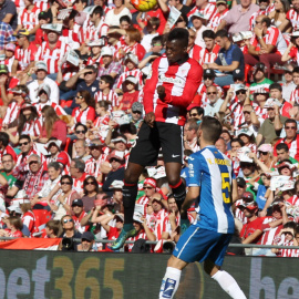 El delantero del Athletic Club, Iñaki Williams, salta por el balón ante el defensa del Espanyol, Víctor Álvarez, durante el partido correspondiente a la undécima jornada de Liga que los dos equipos disputan en el estadio San Mames. EFE/Luis Tejido