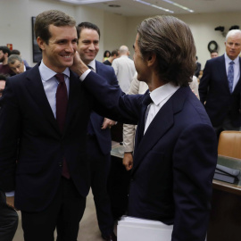 El expresidente del Gobierno José María Aznar, acompañado por el presidente del Partido Popular, Pablo Casado, poco antes de su comparecencia ante la comisión de investigación sobre la presunta financiación ilegal del Partido Popular en el Congreso.