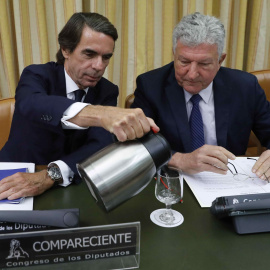 El expresidente del Gobierno José María Aznar junto al presidente de la Comisión de Investigación presunta financiación ilegal del Partido Popular, Pedro Quevedo, momentos antes de su comparecencia en el Congreso. EFE/Juan Carlos Hidalgo