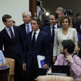 El expresidente del Gobierno José María Aznar,c, acompañado por el presidente del PP, Pablo Casado, iz, y la portavoz del Grupo Parlamentario Popular, Dolors Montserrat,d., entre otros. - EFE