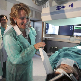 Esperanza Aguirre vestida de doctora en una visita a un hospital mientras era la presidenta de la Comunidad de Madrid. / EFE