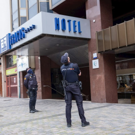 Varios policías observan el techo del hotel de Logroño, La Rioja este lunes donde ha aparecido muerta ana niña de 5 años | EFE