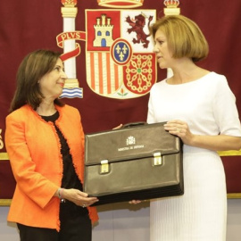 María Dolores de Cospedal y Margarita Robles en el traspaso de la cartera de Defensa. EP