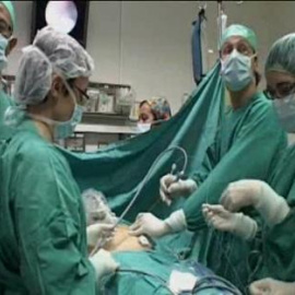 Cirujanos españoles operaron a un feto con una grave enfermedad en una intervención pionera en el mundo 