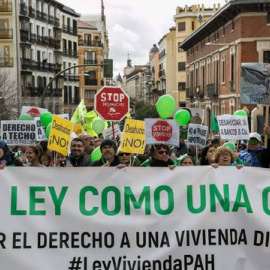 Marcha por la vivienda convocada por la Plataforma de Afectados por la Hipoteca (PAH) para que el PP no vete su propuesta de ley de vivienda que finaliza en la calle de Génova. EFE SANTI DONAIRE