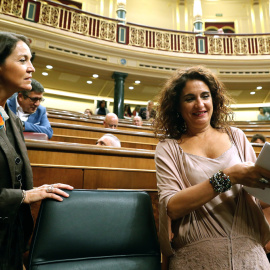 La ministra de Hacienda, María Jesús Montero, con la de Industria, Reyes Maroto, a su llegada al Pleno del Congreso de los Diputados. EFE/ J.P.Gandul