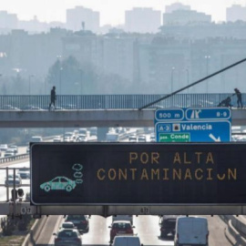 Tráfico en un día de altas emisiones en Madrid. EFE
