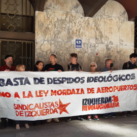 Concentración ante los juzgados de lo Contencioso-Administrativo en apoyo a Victoria Taibo (cuarta por la izquierda).