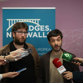 El eurodiputado de Podemos, Miguel Urban, y el diputado Pablo Bustinduy, en una imagen de archivo. (EP)