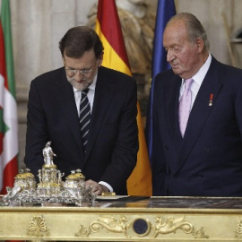 Rajoy y Juan Carlos I firmando la abdicación. EFE