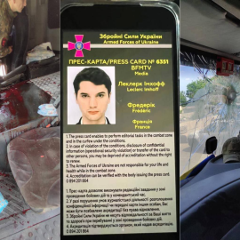 Imágenes combinadas del ataque ruso a un vehículo humanitario compartidas por el jefe de la administración militar de Lugansk, Serhiy Haidai