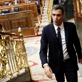 El presidente del Gobierno, Pedro Sánchez, abandona el hemiciclo del Congreso tras la sesión de control al Gobierno. EFE/Mariscal