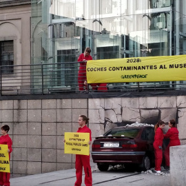 Momento de la acción realizada por Greenpeace en el Museo Reina Sofía - Twitter de Greenpeace