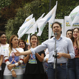 El suspendido alcalde de Medellín, Daniel Quintero, ofrece una rueda de prensa para dar explicaciones este 27 de mayo de 2022.