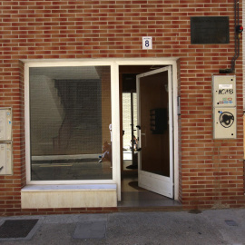 Vista del portal del edificio en la calle Alegría de Zaragoza en el que este lunes 31 de mayo de 2022 fue asesinada una mujer con arma blanca.