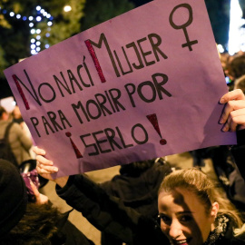 Una mujer ssotiene una pancarta en la que se lee 'No nací mujer para morir por serlo', en la manifestación en Madrid con motivo del Día Internacional para la Eliminación de la Violencia contra las Mujeres, en Madrid a 25 de noviembre de 2019.
